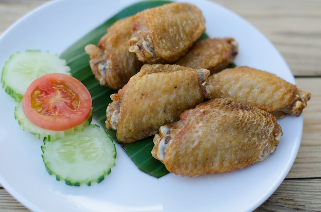 Ailes de poulet frites sur plat blanc