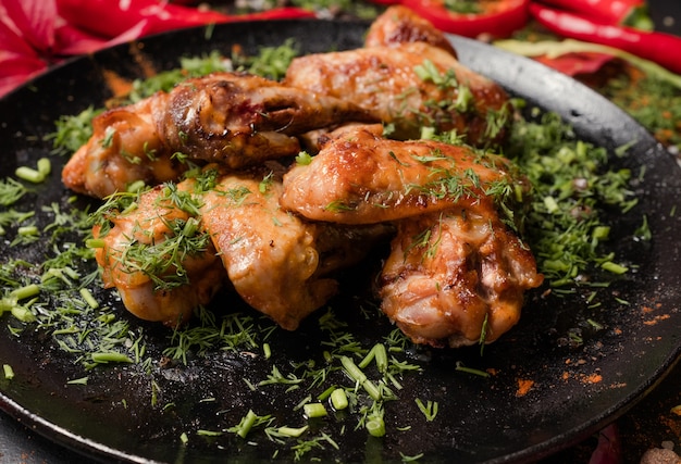 Ailes de poulet frites prêtes à l'emploi photographie alimentaire