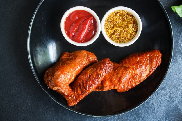 Ailes de poulet fumé avec sauce tomate et moutarde