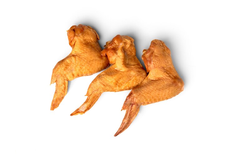 Photo ailes de poulet fumées isolés sur fond blanc.
