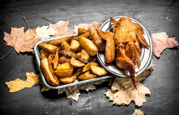 Ailes de poulet fumées avec pommes de terre frites.