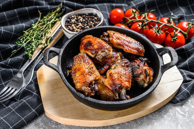 Ailes de poulet glacées au four dans une casserole.