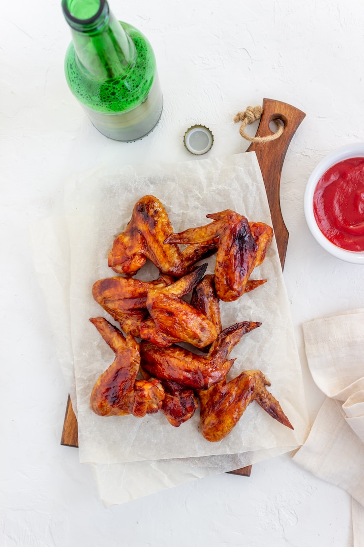 Photo ailes de poulet grillé et bière sur fond blanc. snack à la bière. barbecue. recettes.