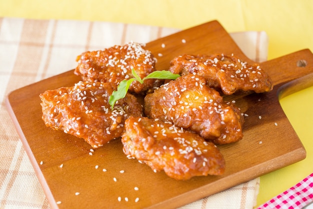 Ailes de poulet grillé avec sauce épicée rouge