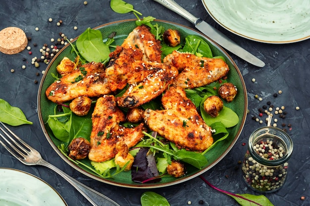 Ailes de poulet grillées sur une assiette