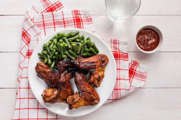 Ailes De Poulet Grillées Aux Haricots Verts