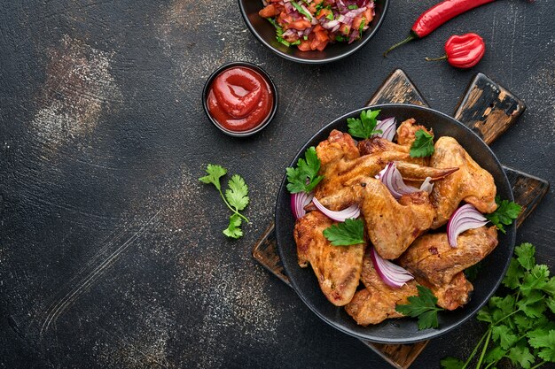 Ailes de poulet grillées ou barbecue rôti aux épices et sauce tomate salsa