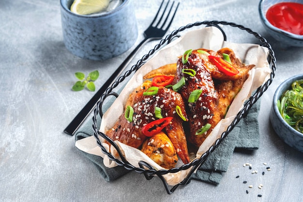 Ailes de poulet grillées dans un panier en métal