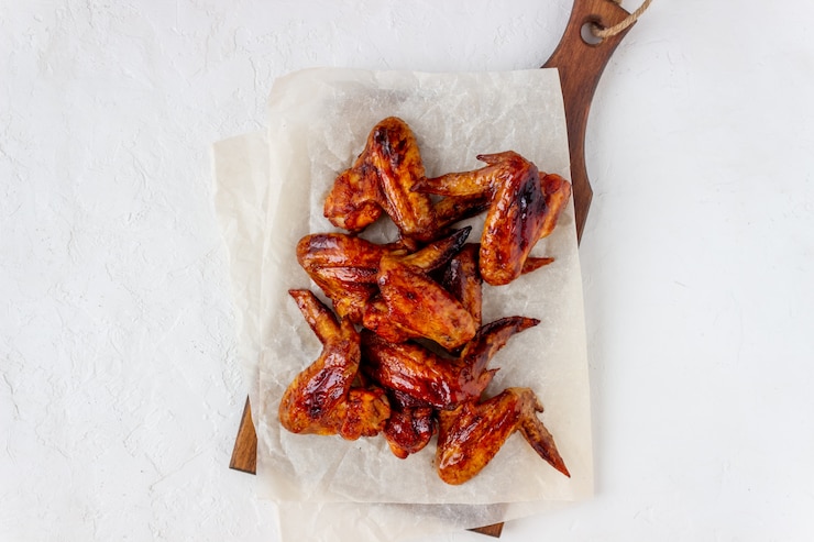 Photo ailes de poulet grillées sur fond blanc. snack à la bière. barbecue. recettes.