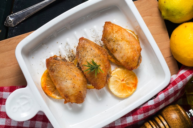 Ailes de poulet grillées avec des légumes et des herbes