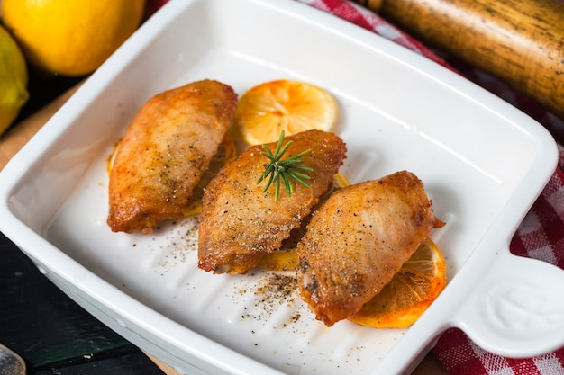 Ailes de poulet grillées avec des légumes et des herbes