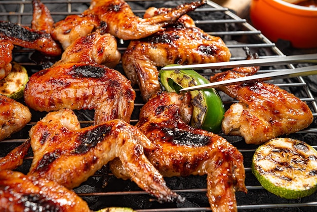 Ailes de poulet grillées et légumes