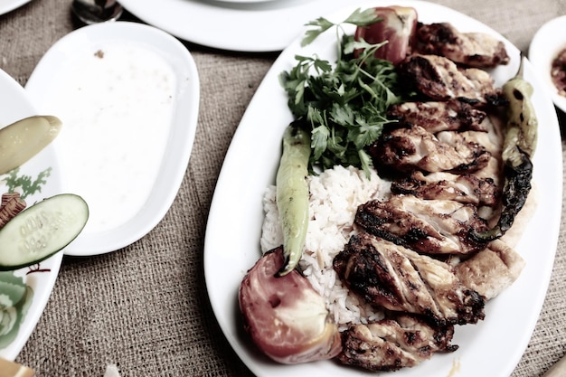 ailes de poulet grillées en sauce et délicieux légumes