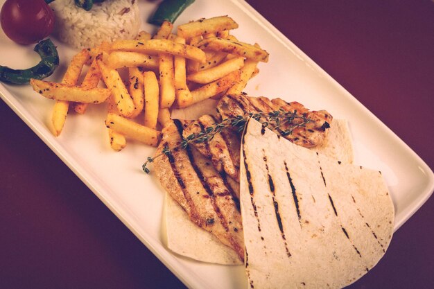 ailes de poulet grillées en sauce et délicieux légumes