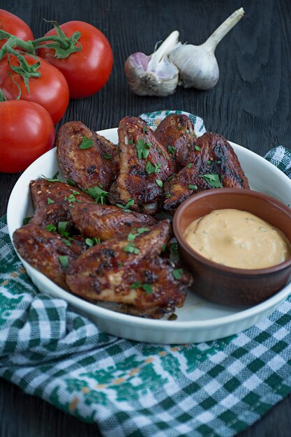 Ailes de poulet grillées avec sauce et herbes. Ailes de poulet cuites à la poêle.