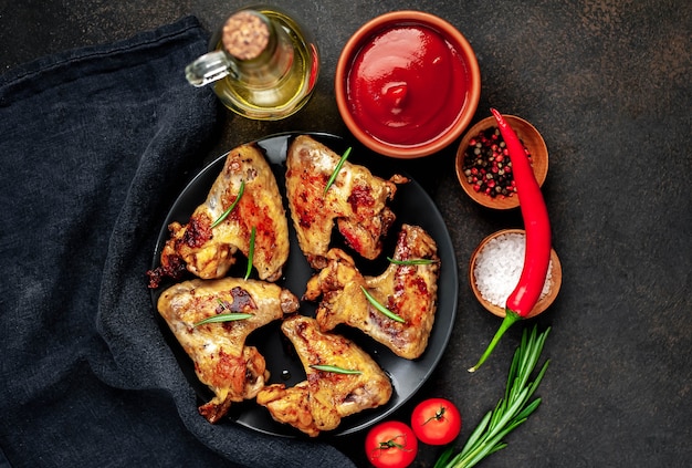 Ailes de poulet grillées savoureuses avec sauce