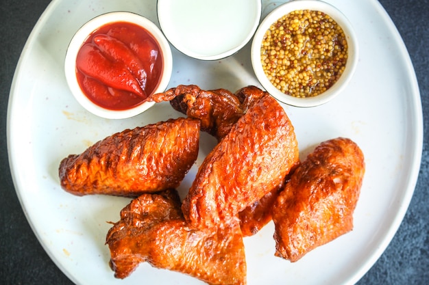 Ailes de poulet grillées à la viande frite fumée