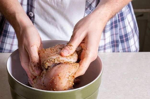 Ailes de poulet marinées crues Poulet cru aux épices Cuisson des ailes de poulet