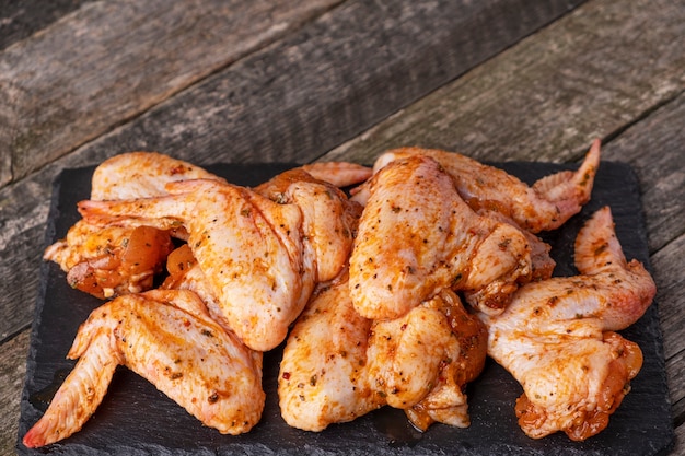 Ailes de poulet marinées crues prêtes à cuire