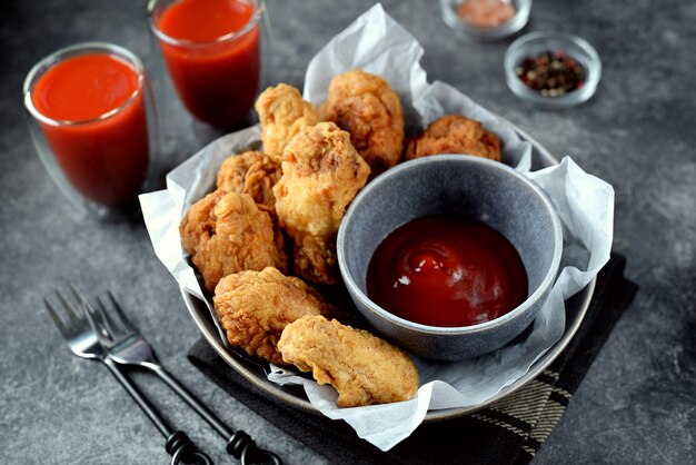 Ailes de poulet panées frites maison avec sauce tomate