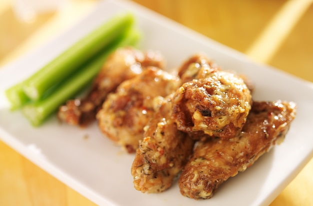 Ailes de poulet piquantes à l'ail et au parmesan