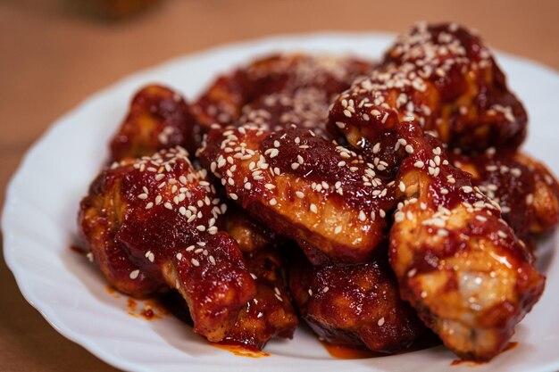 Photo ailes en sauce barbecue avec graines de sésame cuisine délicieuse asiatique