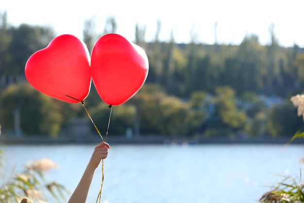 Aime les ballons de coeur, à l'extérieur