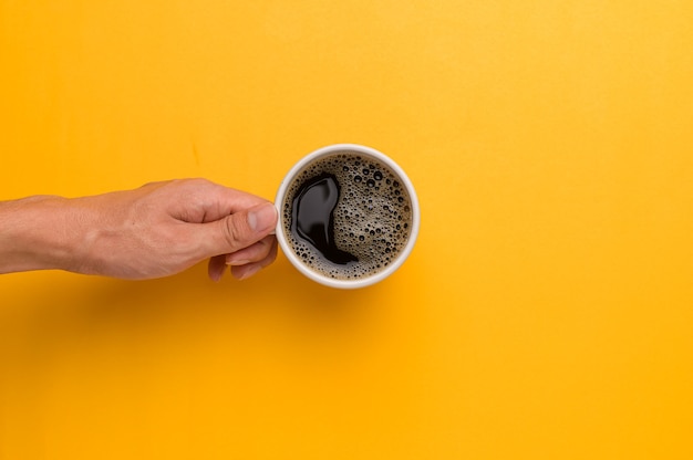 Aime boire du café pour augmenter l'énergie