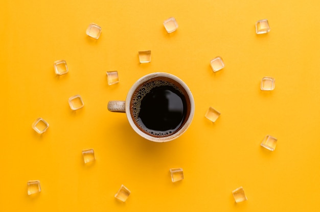 Aime boire du café pour augmenter l'énergie