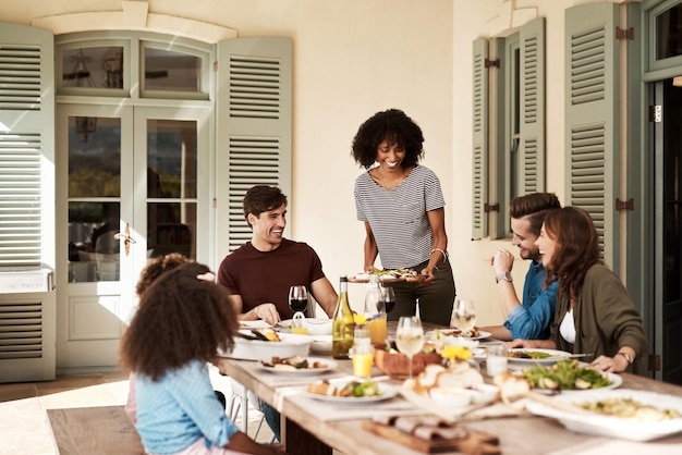 Aime la famille et rit Photo d'un groupe de personnes partageant un repas