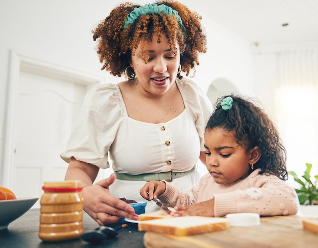 Aime la nourriture du petit-déjeuner et la mère de l'enfant de la famille noire ou les personnes qui mangent des repas et préparent les ingrédients