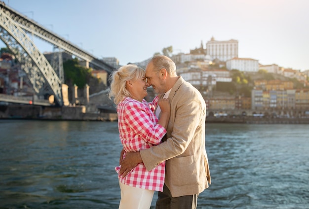 Aimer les conjoints âgés s'embrasser lors d'une promenade en plein air sur la promenade