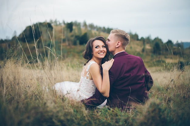 Aimer le couple de mariage dans les montagnes