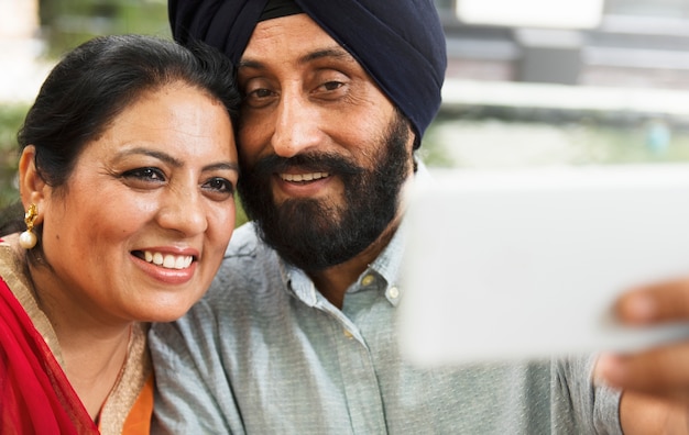 Aimer un couple senior indien prenant un selfie