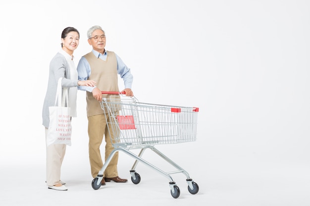 Aimer les couples âgés faisant du shopping