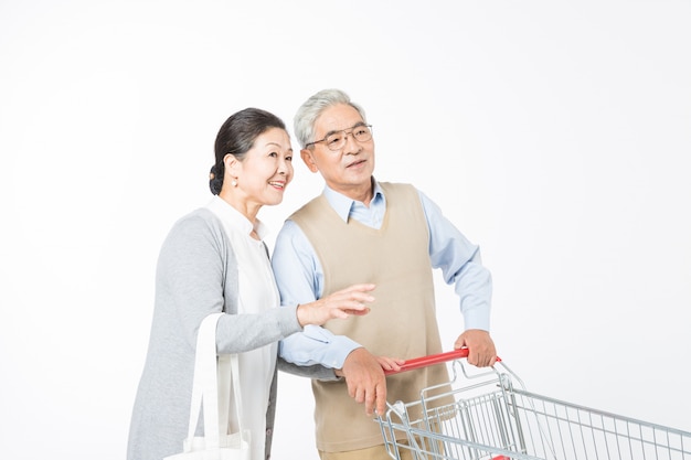 Aimer les couples âgés faisant du shopping