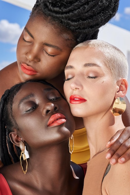 Aimer l'été. Photo recadrée de trois jolies jeunes femmes posant sur un toit à l'extérieur.