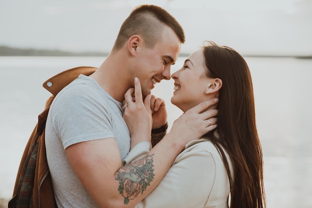 Aimer heureux couple étreindre et rire