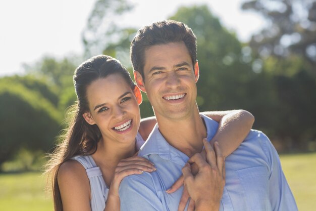 Aimer et heureux jeune couple au parc