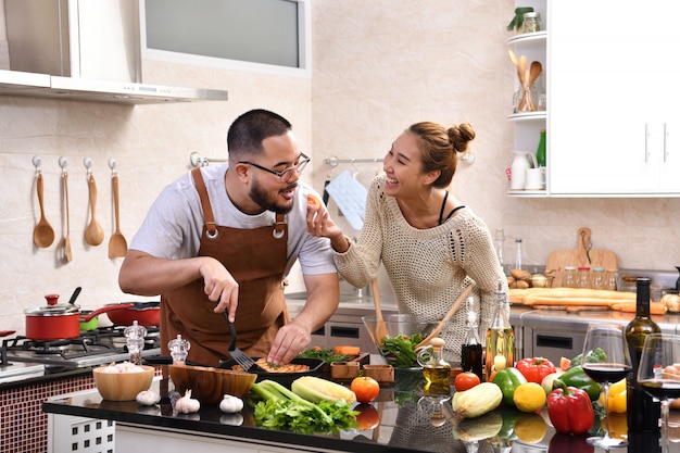 Photo aimer le jeune couple asiatique cuisiner dans la cuisine faire des aliments sains ensemble se sentir amusant