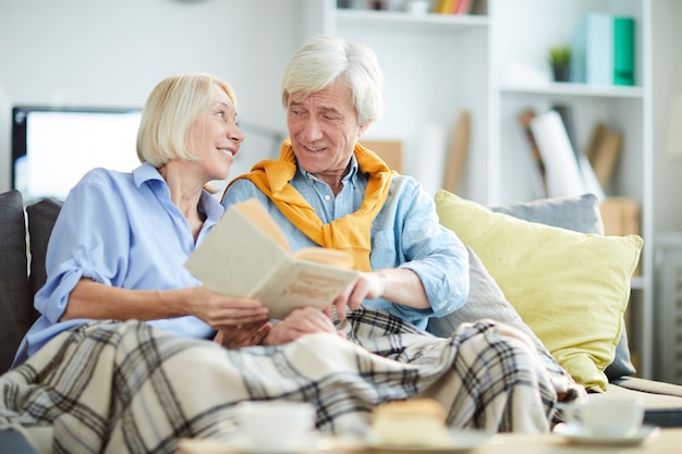 Aimer mature couple à la maison