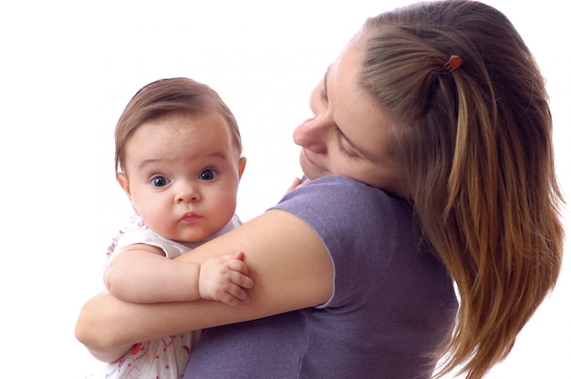 Aimer la mère tenant le petit bébé sur les mains