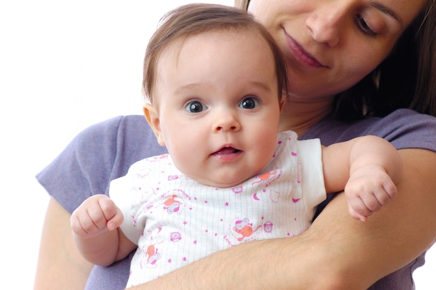 Aimer la mère tenant le petit bébé sur les mains