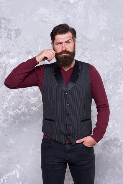 Aimer son style homme brutal toucher la moustache Perceptions de la beauté masculine Hipster barbu rasé