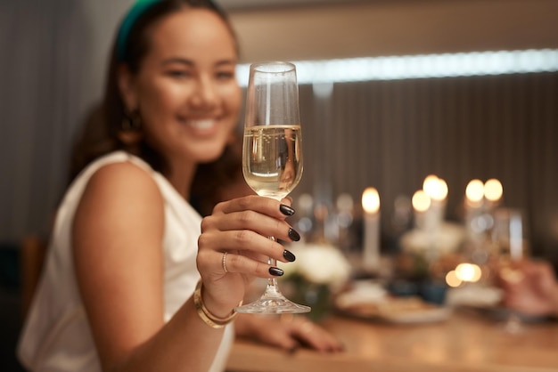 Aimeriez-vous un verre Photo d'une jolie jeune femme assise avec ses amis lors d'un dîner et dégustant une coupe de champagne