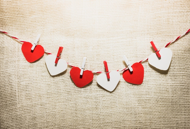 Aimez les cordons naturels et clips rouges suspendus des coeurs de la Saint-Valentin