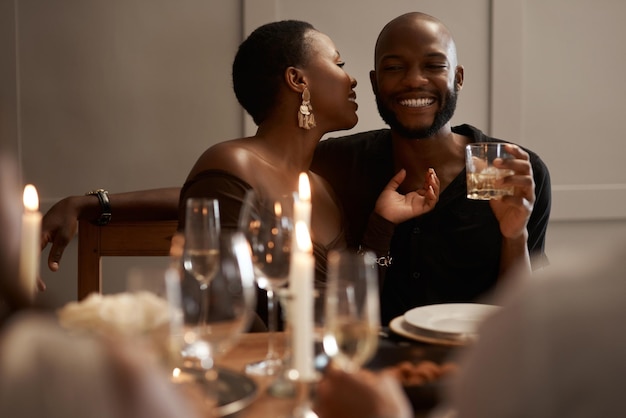 Aimez un couple heureux ou noir lors d'une fête au restaurant ou d'un dîner pour l'anniversaire du Nouvel An ou la date d'anniversaire Boire un sourire ou une femme et un homme noirs pour réussir un toast ou de l'alcool la nuit