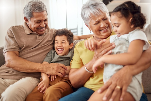 Aimez une famille heureuse et des grands-parents avec des enfants drôles à la maison pour garder les enfants et créer des liens à la retraite Grand-mère grand-père et enfants ou frères et sœurs s'amusant à rire pendant un week-end au Brésil