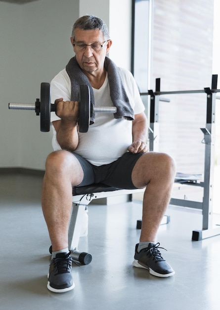 Aîné actif exerçant dans un gymnase