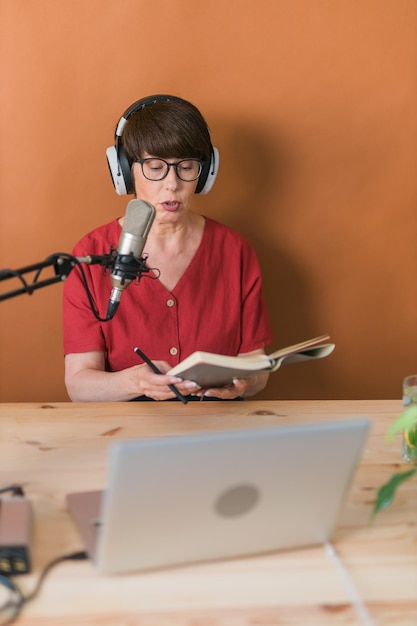 Une aînée raconte un livre lors d'un podcast